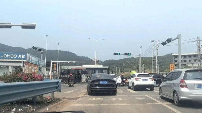 尽量绕道行驶有人说竟然堵了一个钟～CQ9电子游戏平台平远这路